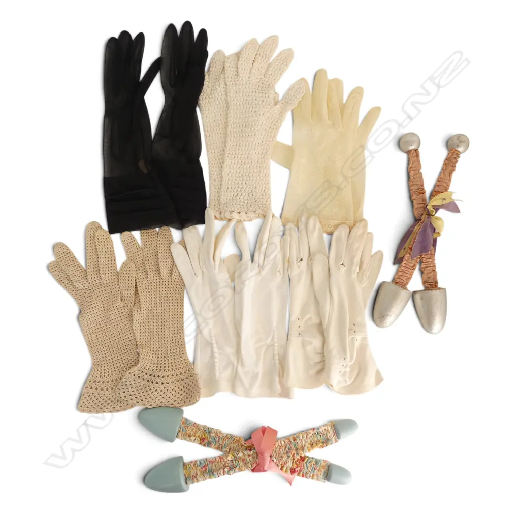 6 PRS VINTAGE GLOVES & 2 PRS VINTAGE SHOE HORNS Image 1++
