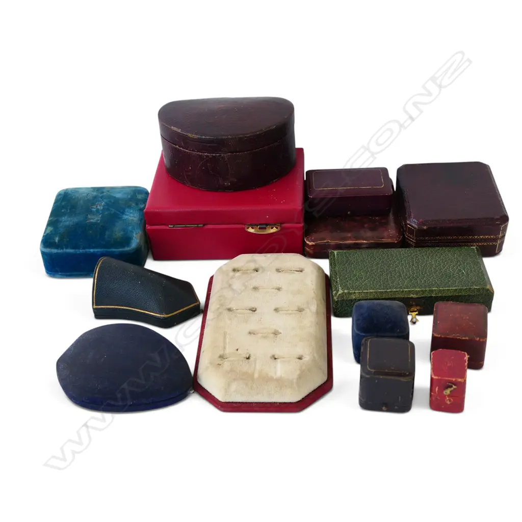 ASSORTED VINTAGE JEWELLERY BOXES: various shapes. Leather etc Image 1++
