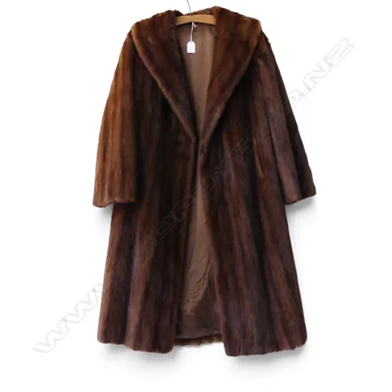 MINK COAT 3/4 LENGTH SIZE MEDIUM FULLY LINED IN VERY GOOD CONDITION