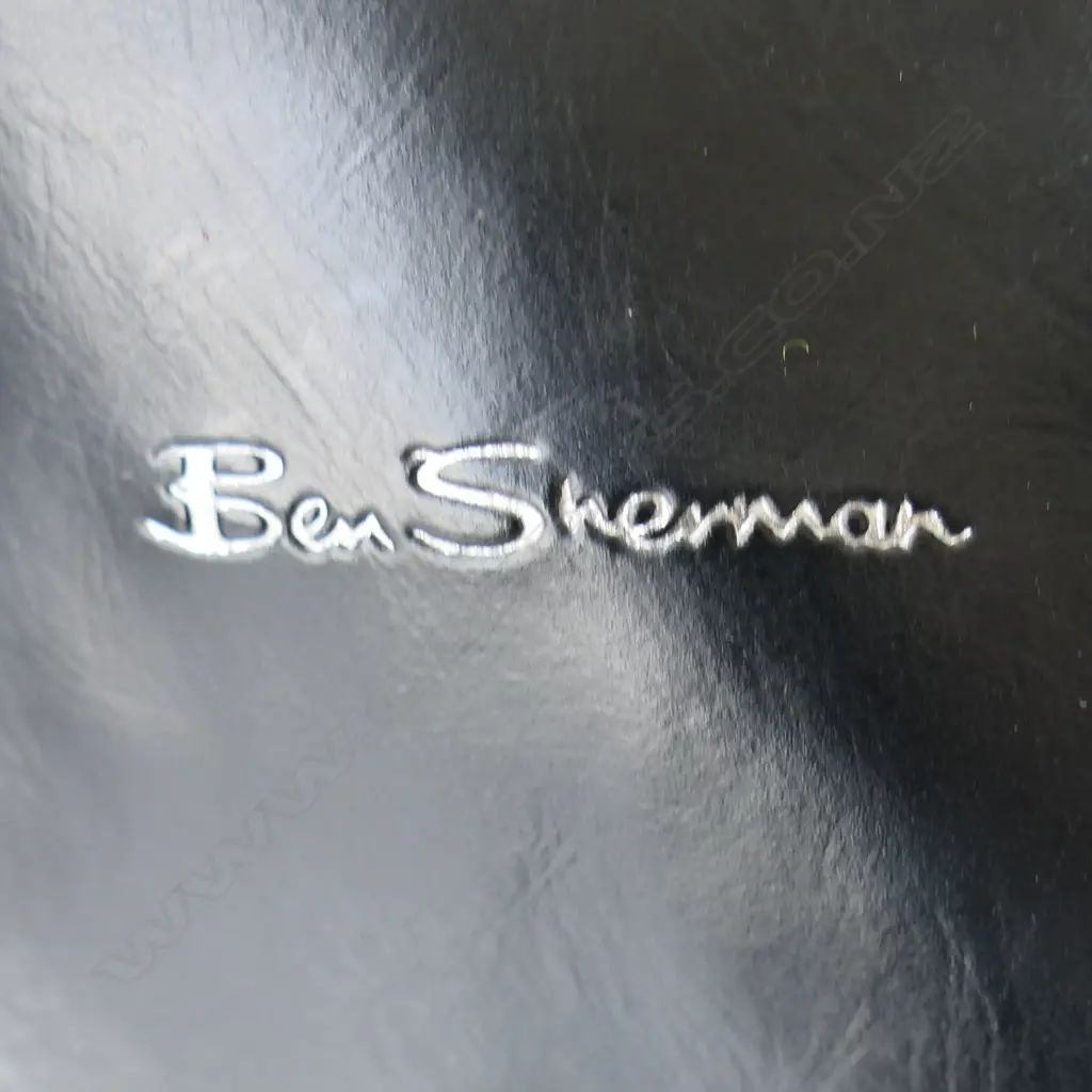 BEN SHERMAN RETRO STYLE BARREL BAG, 440 X 300MM Image 1++