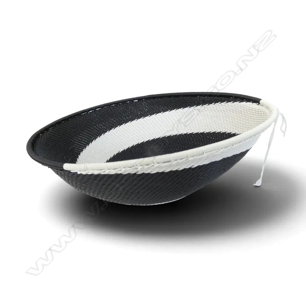 3 CERAMIC DISHES INCL. STUDIO CERAMICS CLAM SHELL W.170mm, LIDDED PYREX, KAREN HANSEN DESIGN WOVEN BOWL (BOXED) Image 1++