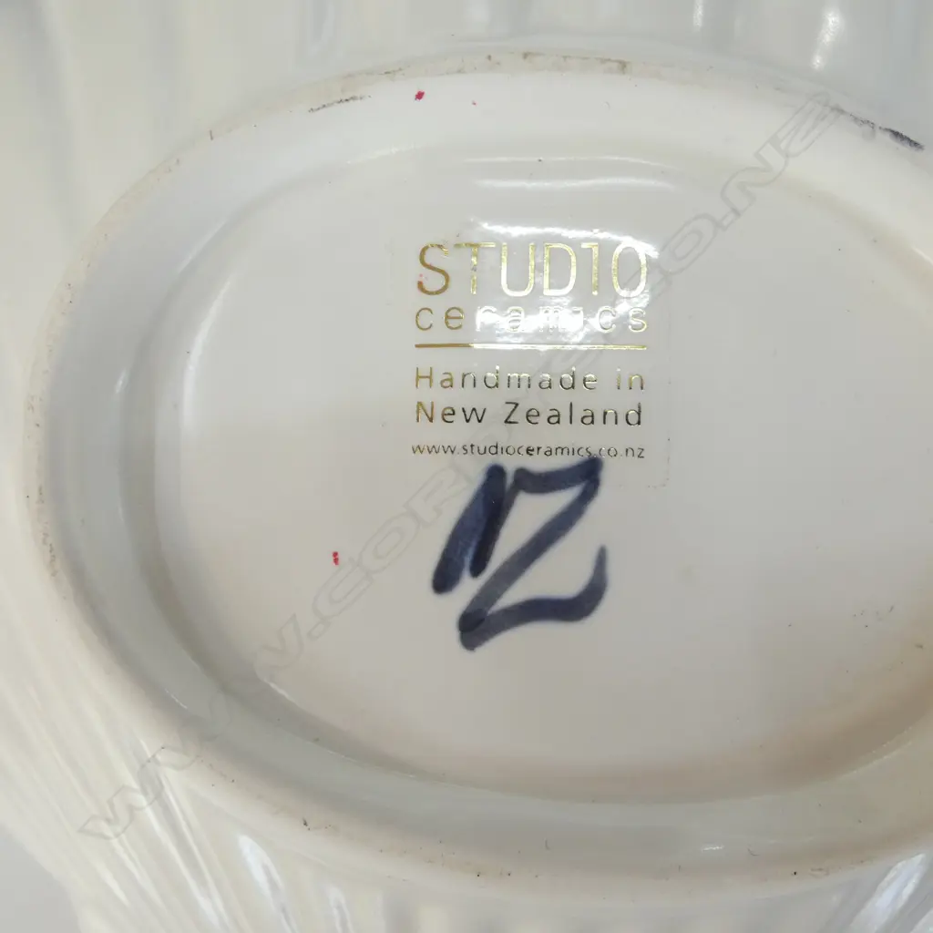 3 CERAMIC DISHES INCL. STUDIO CERAMICS CLAM SHELL W.170mm, LIDDED PYREX, KAREN HANSEN DESIGN WOVEN BOWL (BOXED) Image 1++