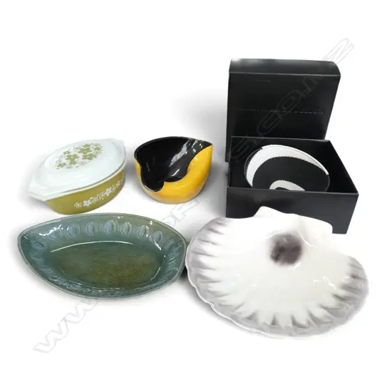 3 CERAMIC DISHES INCL. STUDIO CERAMICS CLAM SHELL W.170mm, LIDDED PYREX, KAREN HANSEN DESIGN WOVEN BOWL (BOXED)