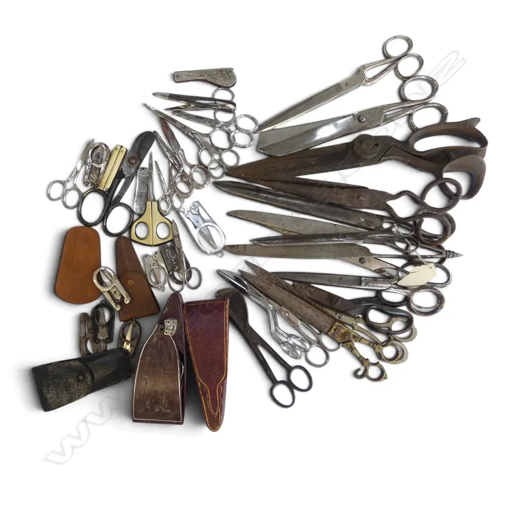 ASST. ANTIQUE/VINTAGE SCISSORS Image 1++