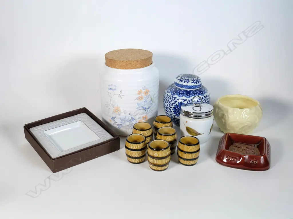 Ceramics incl. Blue & White Ginger Jar Image 1++