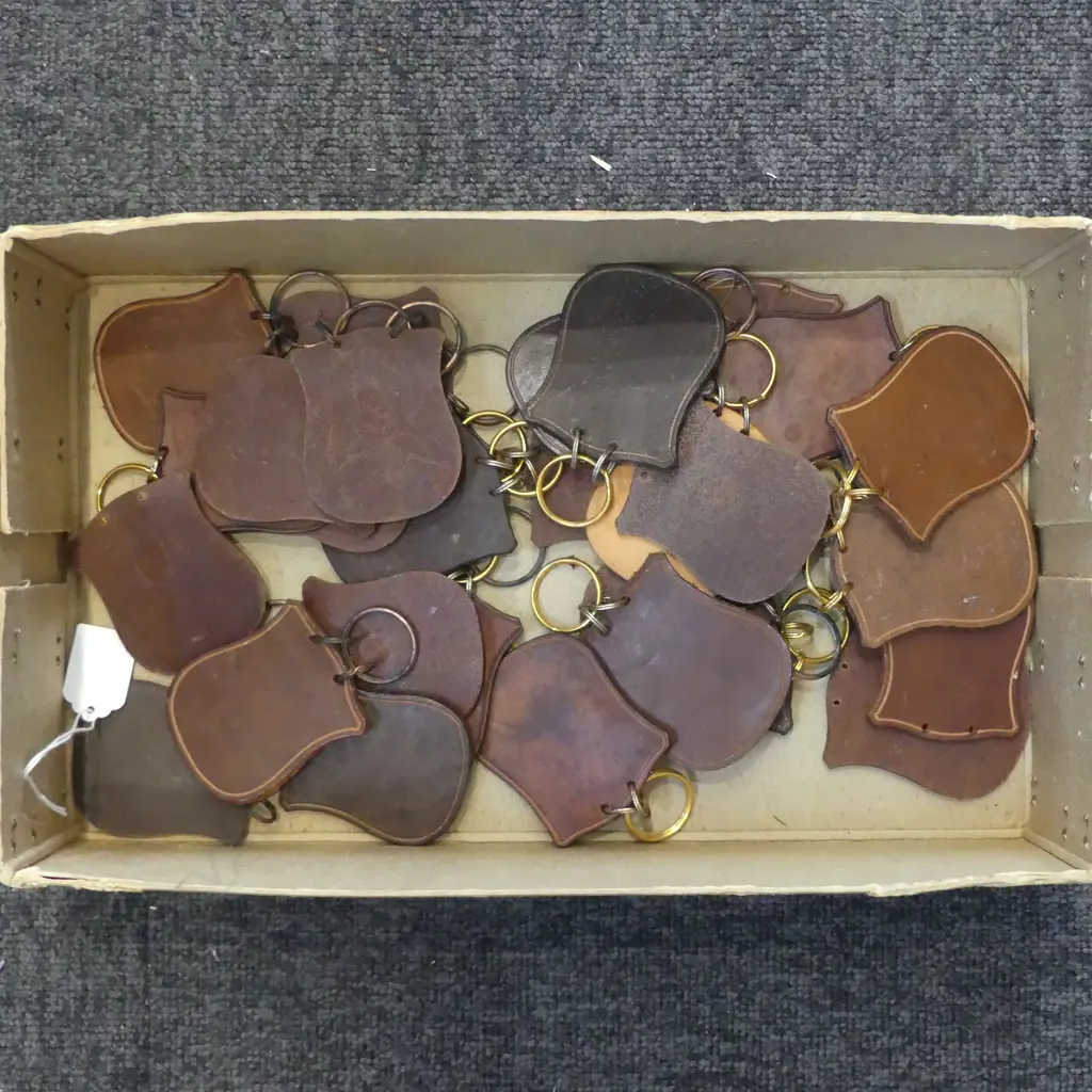 ASST. LEATHER SHIELD KEY RINGS H.75mm Image 1++