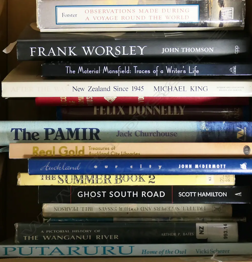 BOX OF ASST. NZ HISTORY BOOKS Image 1++