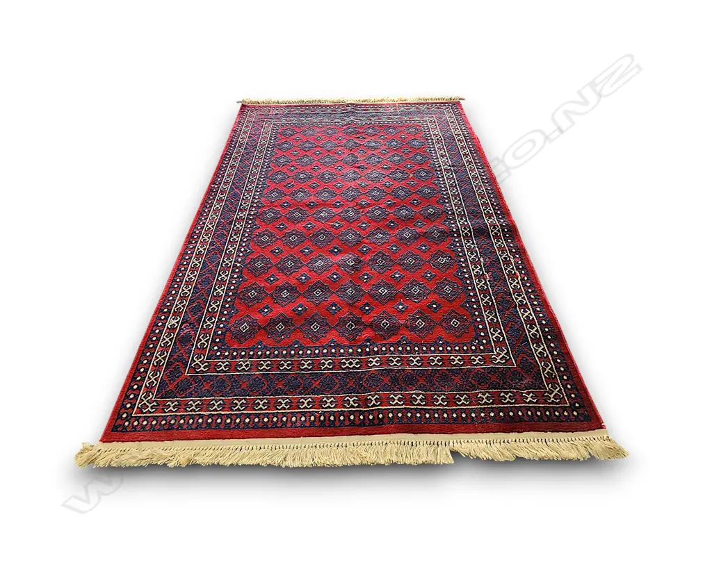 MACHINE WOOL PILE RUG W TRADITIONAL RED FIELD AND GEOMETRIC REPEATING GUL MOTIFS Image 1++