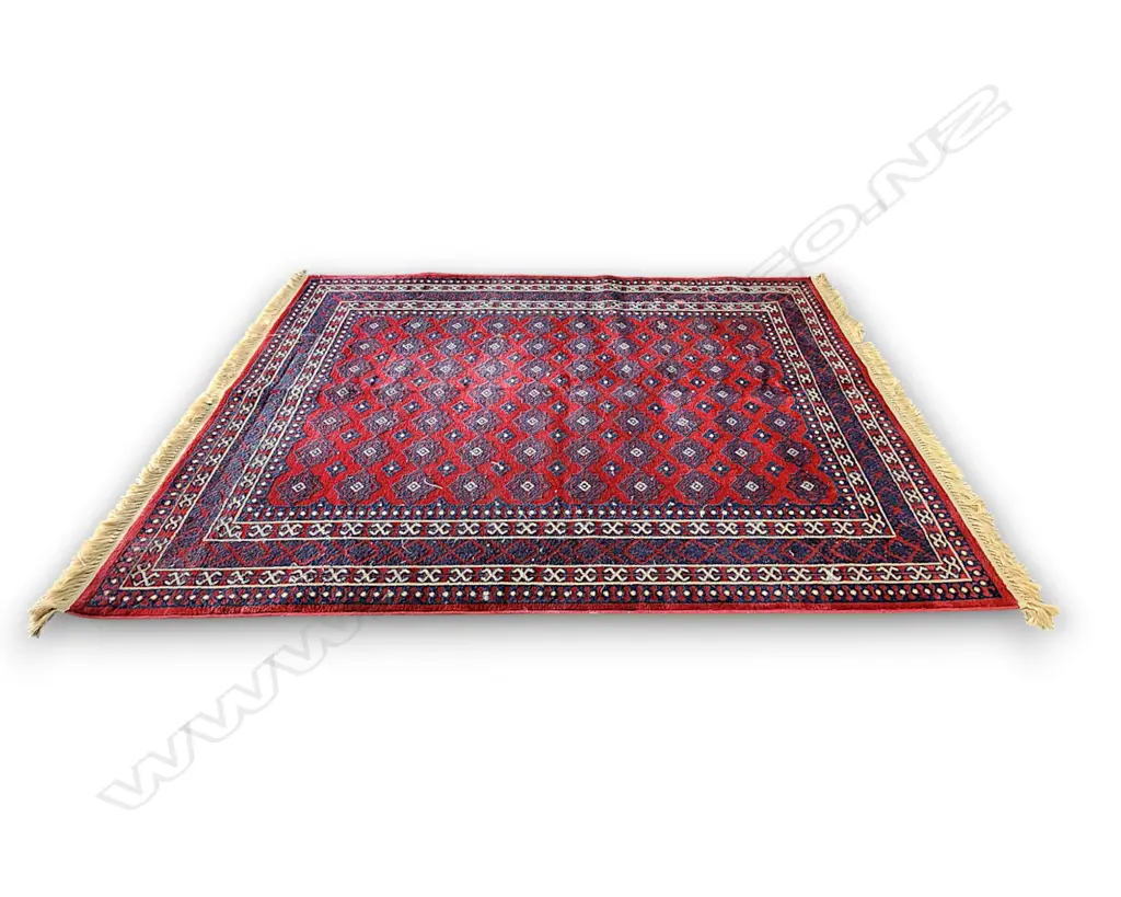 MACHINE WOOL PILE RUG W TRADITIONAL RED FIELD AND GEOMETRIC REPEATING GUL MOTIFS Image 1++