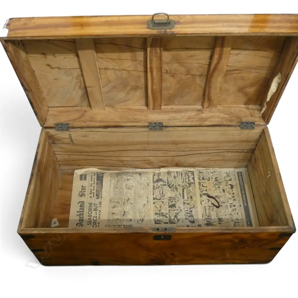 WOODEN TRUNK w. BRASS DETAILING 835x410x380mm Image 1++