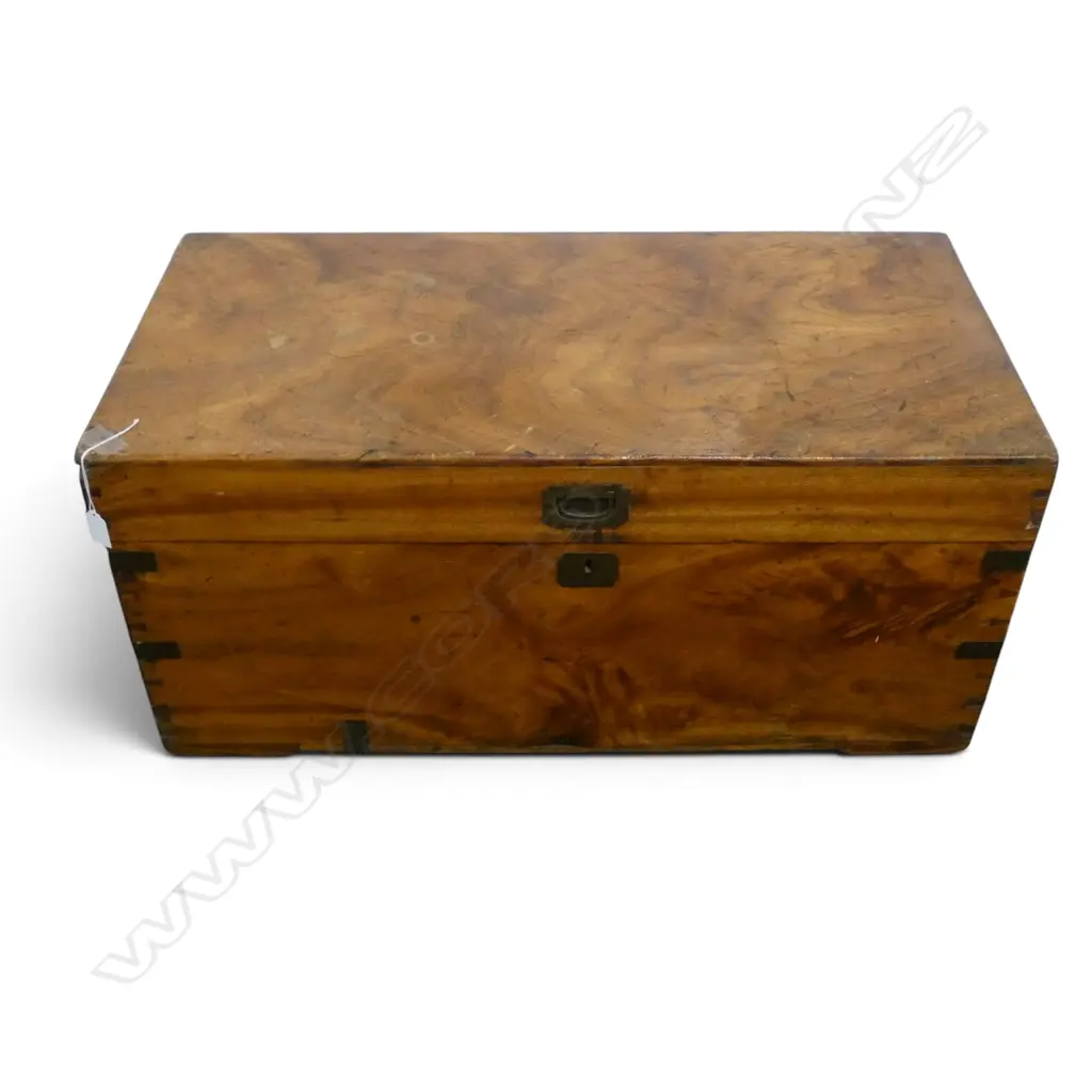 WOODEN TRUNK w. BRASS DETAILING 835x410x380mm Image 1++