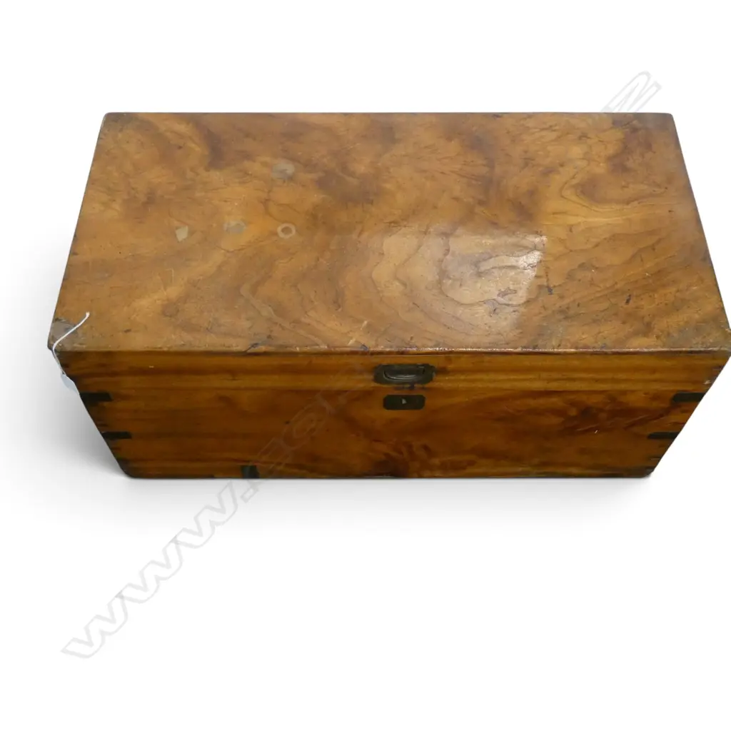 WOODEN TRUNK w. BRASS DETAILING 835x410x380mm Image 1++