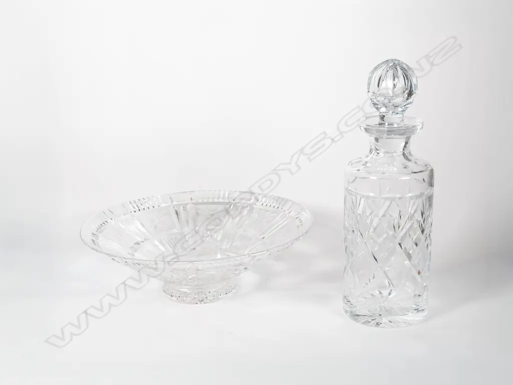 Crystal Bowl (dia. 255mm) with Cut glass decanter (h. 270mm) Image 1++