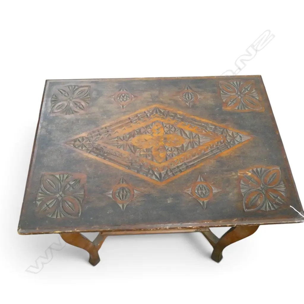 TABLE w. CHIP CARVED TOP 720x510x730mm Image 1++