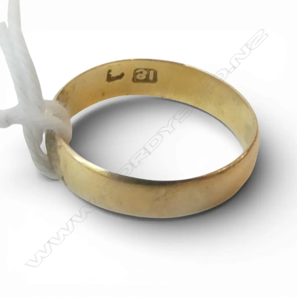 COLONIAL 18ct GOLD BAND RING size K 1.92gms Image 1++