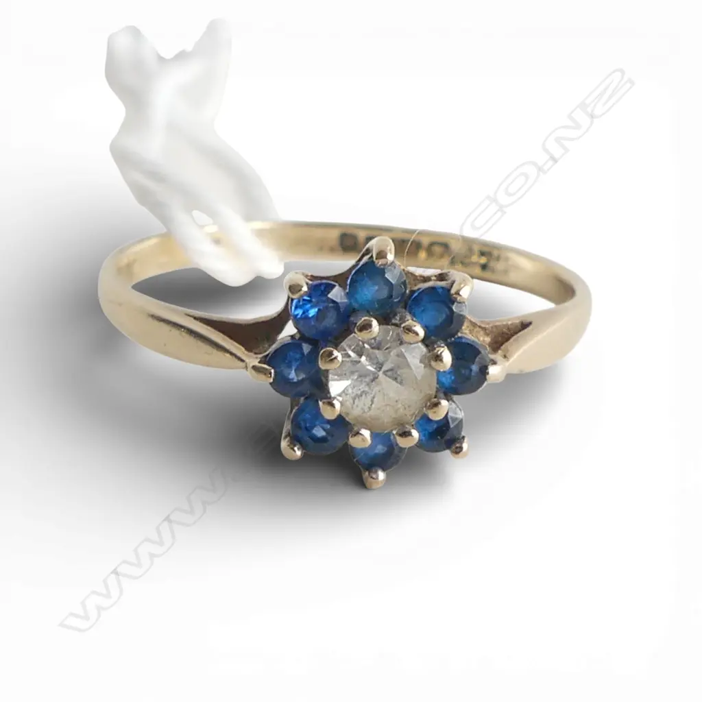9ct GOLD blue & white stone CLUSTER RING 1.36gms SIZE O Image 1++