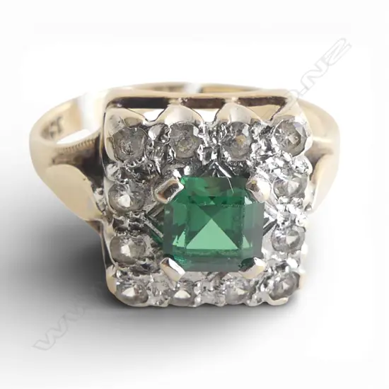 VINTAGE 9ct GOLD SQUARE GREEN & WHITE GEM RING 3.36gms SIZE O