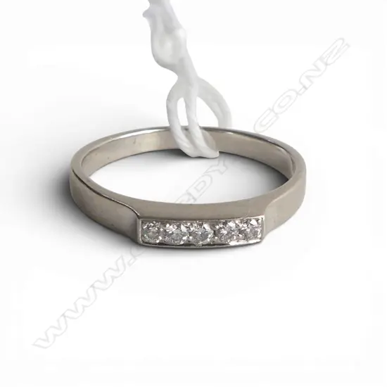 18ct WHITE GOLD & 5 DIAMOND RING 2.93gms SIZE O