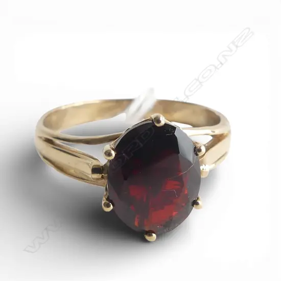 9CT GOLD & GARNET RING 3gms size Q