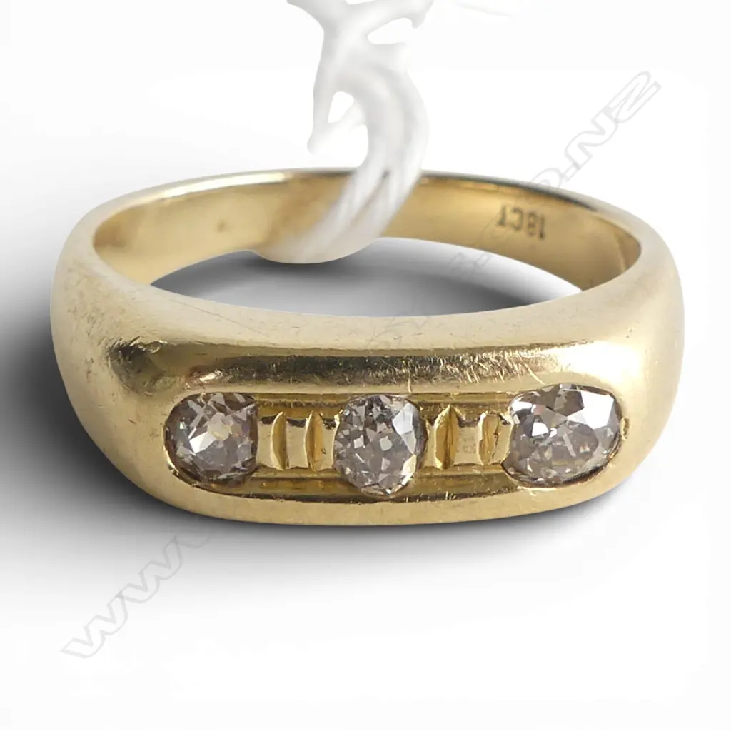 18ct GOLD with 3 OLD EUROPEAN CUT DIAMONDS in ring 6.94gms SIZE R Image 1++