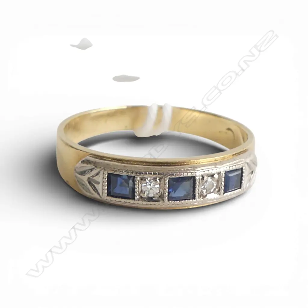 18ct GOLD 3 SAPPHIRE & DIAMOND BAND RING 3.38gms SIZE Q Image 1++