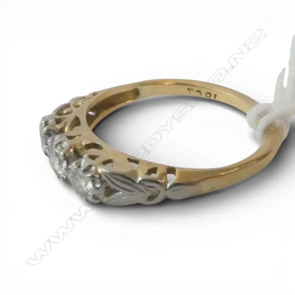 VINTAGE 18ct GOLD & 3 STONE DIAMOND RING claw set 2.5gms SIZE M Image 1++
