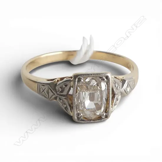 18ct GOLD & LGE OLD OVAL DIAMOND (6 x 4.8mm) chip to girdle SOLITAIRE RING . 2.5gms SIZE O