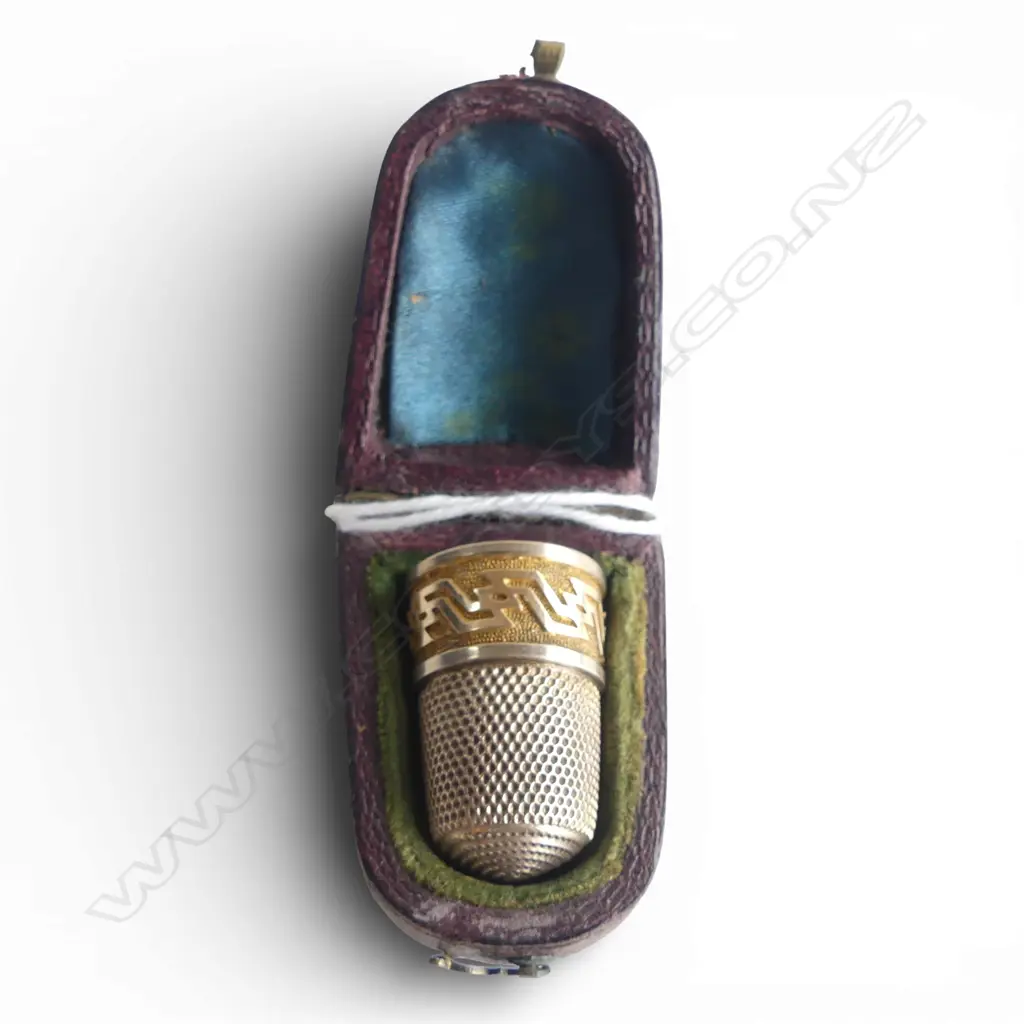 VINTAGE GILT & 9CT GOLD DECORATIVE BANDED THIMBLE in old leather case Image 1++