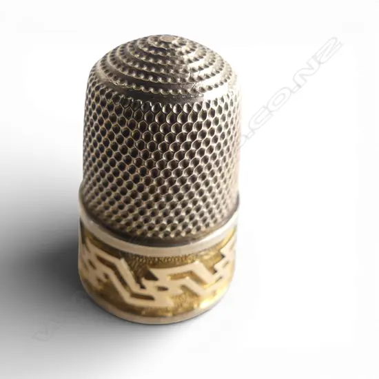 VINTAGE GILT & 9CT GOLD DECORATIVE BANDED THIMBLE in old leather case