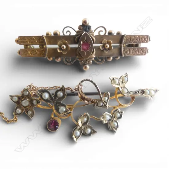 2 9CT BAR BROOCHES 6.7gms 1 w. LOOSE STONE