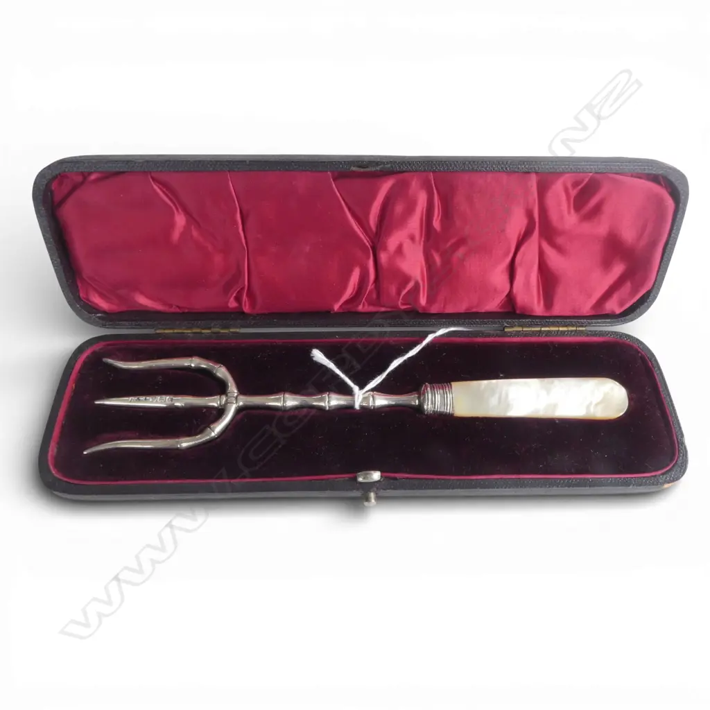 **RTV**  STG SILVER BREAD FORK mop handle, SHEFFIELD 1896, in box, 67gms TW Image 1++