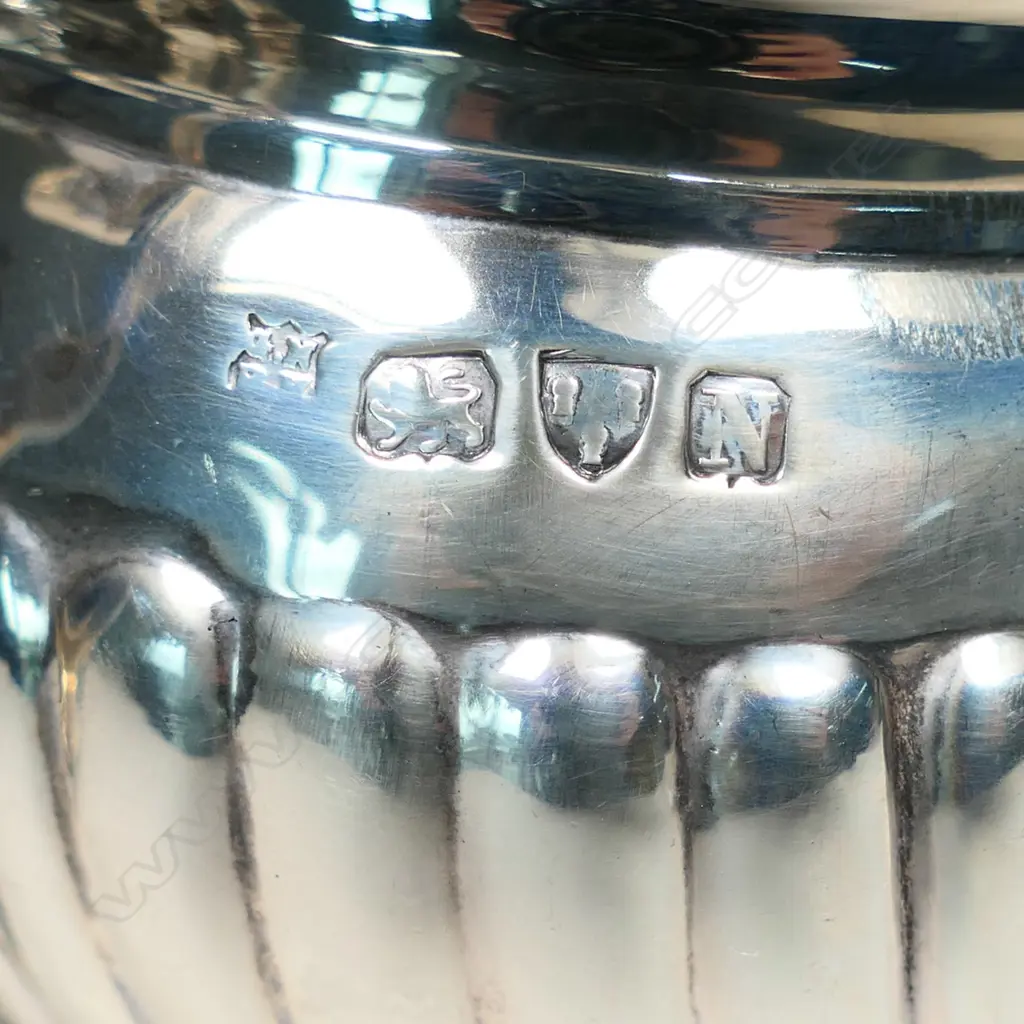 A Victorian silver teapot and sugar bowl by George Nathan & Ridley Hayes. London 1848. 887gms, Image 1++