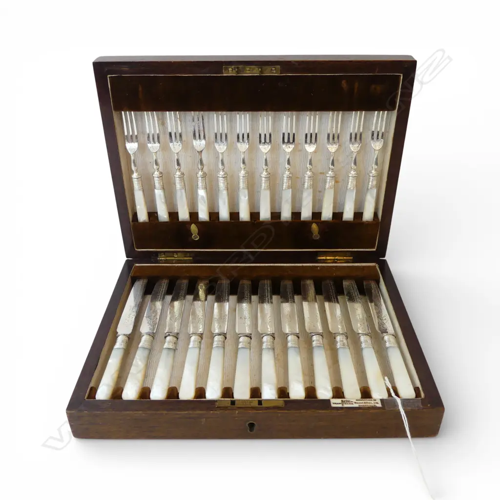 CASED 12 PLACE WALKER AND HALL FRUIT SET WITH MOP HANDLES  Image 1++