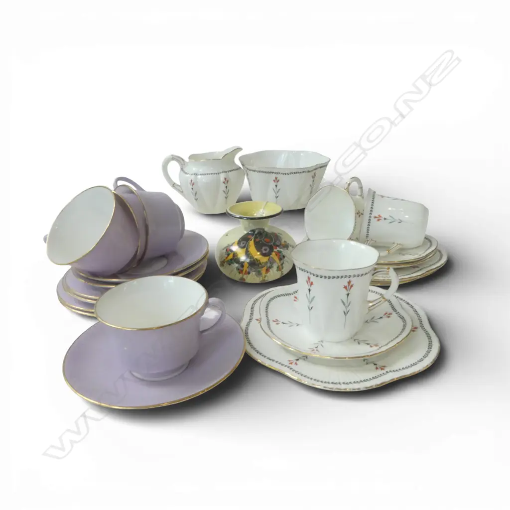 4 MAUVE SHELLEY CSPS 3 FLORAL CHINA CSPS MATCHING C/SUGAR & VASE H85MM Image 1++