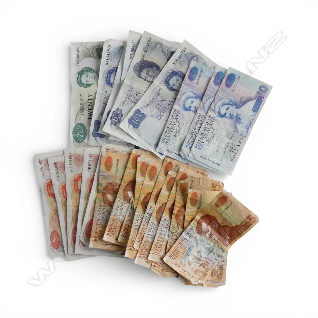 ASST OLD NZ BANKNOTES: 8 x $10 + 1 x $20 + 19 x $5 Image 1++
