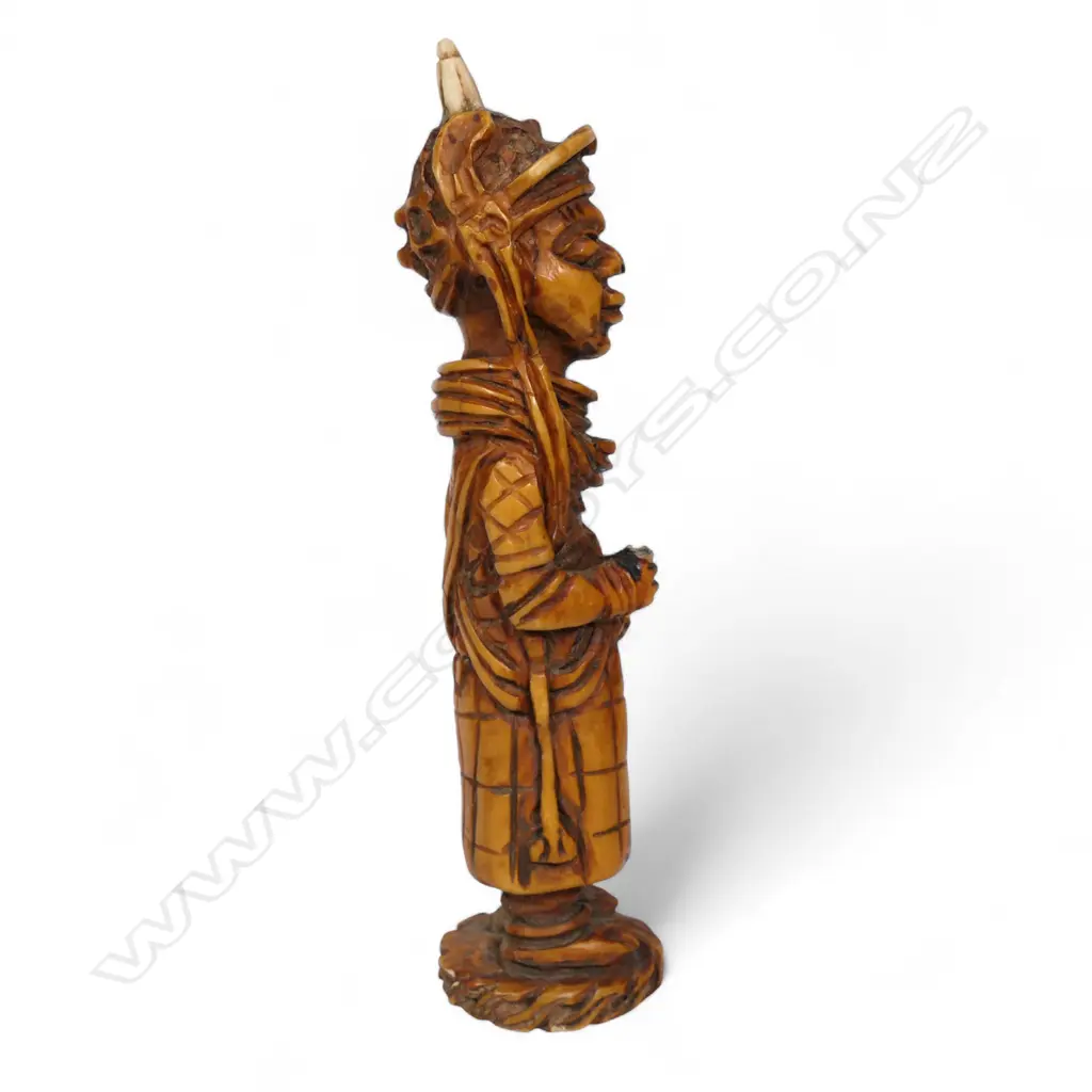 An early 20thC Nigerian carved ivory figure, Image 1++