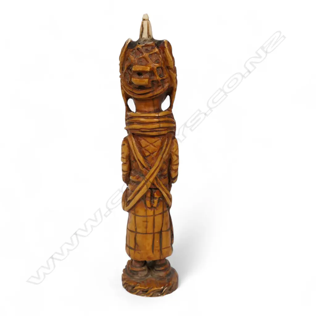 An early 20thC Nigerian carved ivory figure, Image 1++