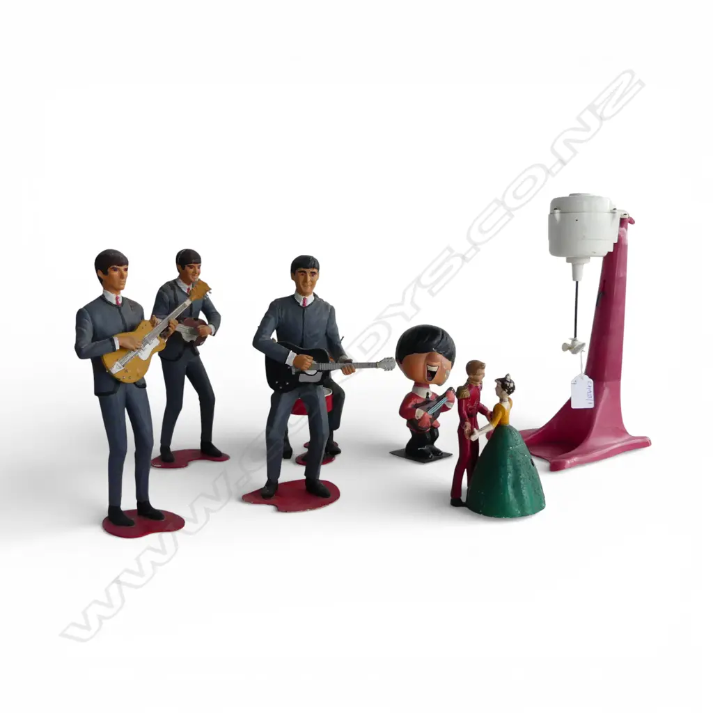 7 PCES;  5 BEATLES FIGURINES (4 BY REVELL 1964), TRI-ANG MILK SHAKE MACHINE H.270mm, DISNEY DANCING COUPLE - FAULTS Image 1++