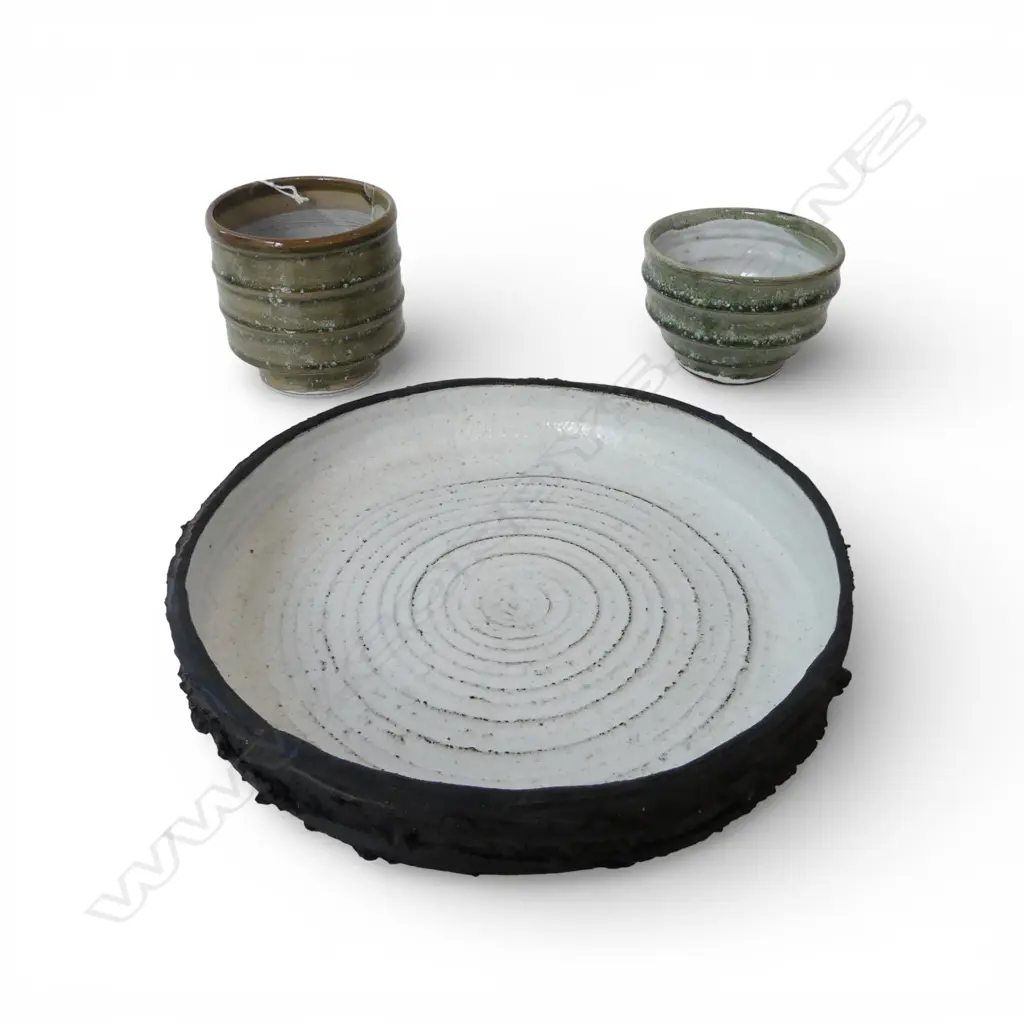 3 PCES STUDIO CERAMICS; RICHARD NAYLOR BOWL Dia.250mm + 2 CUPS by Stephen Bradbourne Image 1++