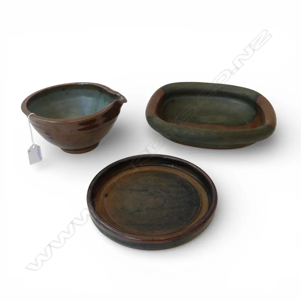 3 PCES PETER STICHBURY STUDIO POTTERY; 2 DISHES + POURING BOWL H.95mm Image 1++