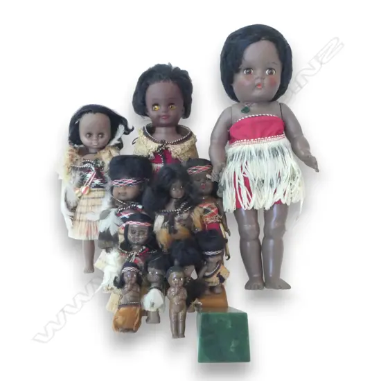 ASST. MAORI DOLLS + TRIANGULAR GREENSTONE PCE H.105mm