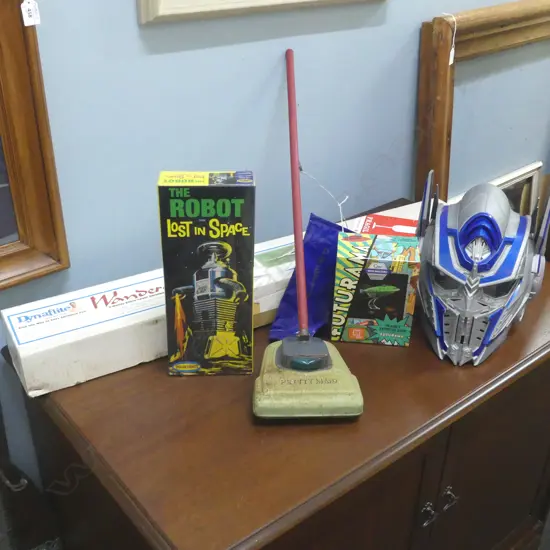  ASST TOYS INCL. KITSET SAIL PLANE + FUTURAMA PLANET SHIP + VACUUM + TRANSFORMER HELMET [WORKING]