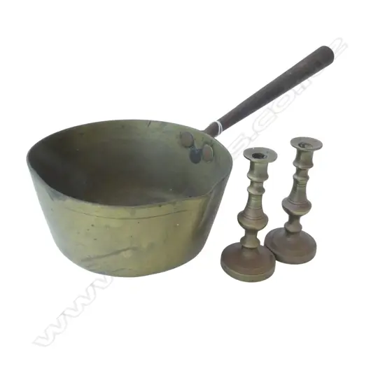 A HEAVY BRASS SAUCEPAN PLUS TWO SMALL BRASS CANDLESTICKS (102mm)