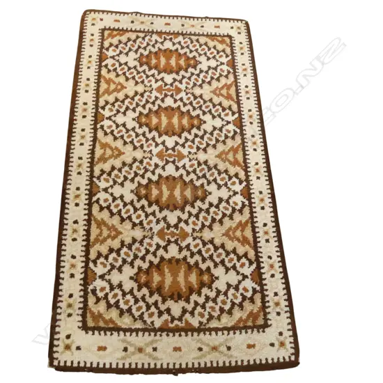 TUFTED WOOLLEN RUG1800 X 930MM 