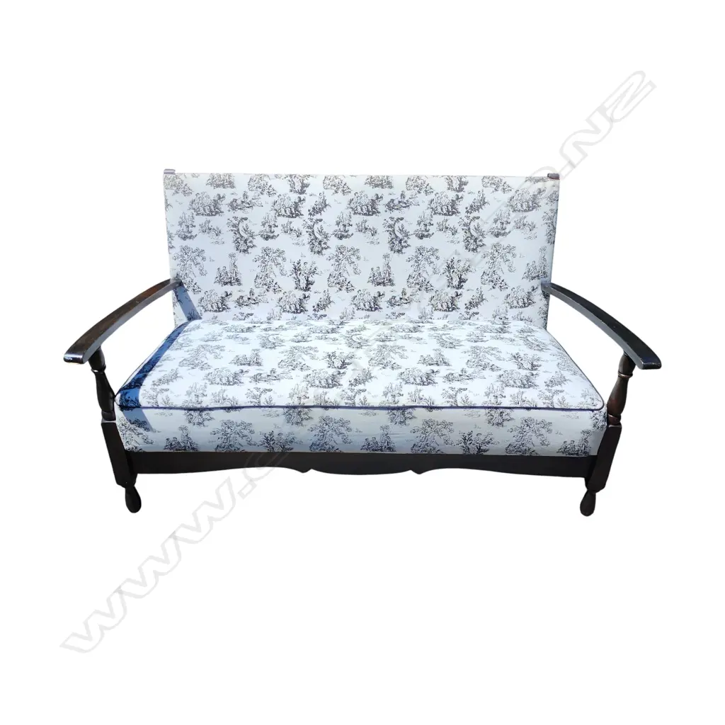 VINTAGE WOODEN FRAME SETTEE WITH A BLACK AND WHITE TOILE PRINT CUSHION (1300 x760x700) Lx H x D Image 1++