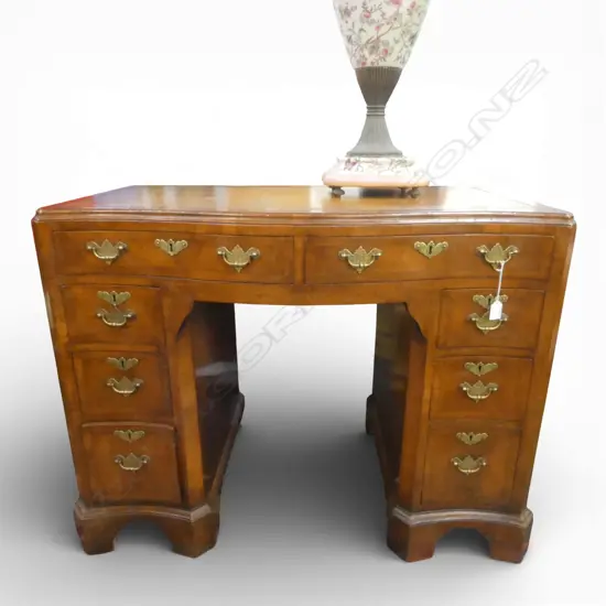 EARLY 20thC GEORGIAN STYLE WALNUT DESK, SERPENTINE FRONT, LEATHER TOP