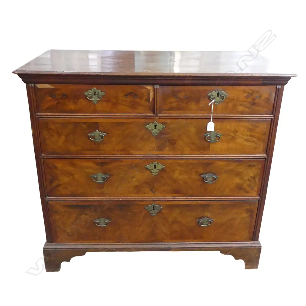 OAK CHEST OF DRAWERS WITH WALNUT VENEER 970 x 520 x 870mm (note, some veneer missing) Image 1++