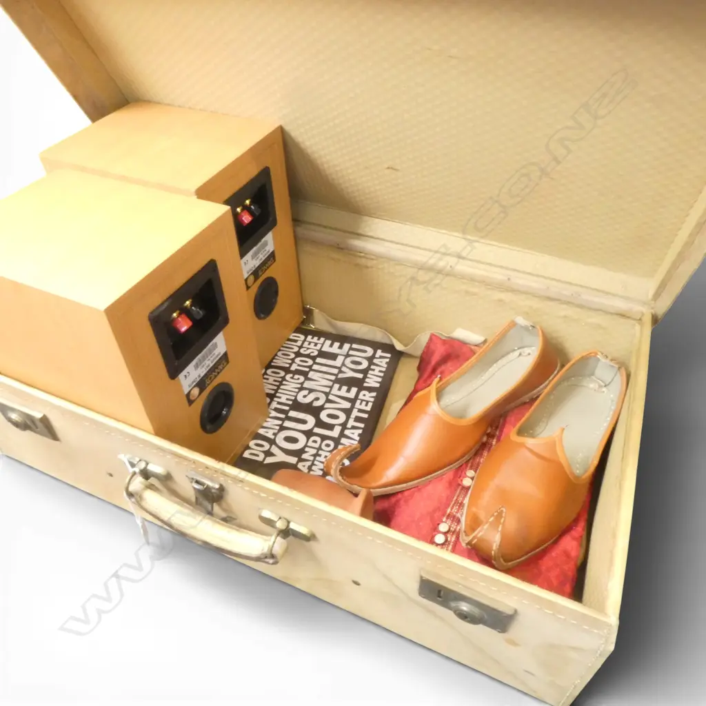 VINTAGE WHITE LEATHER SUITCASE W.710mm + ASST. CONTENTS Image 1++