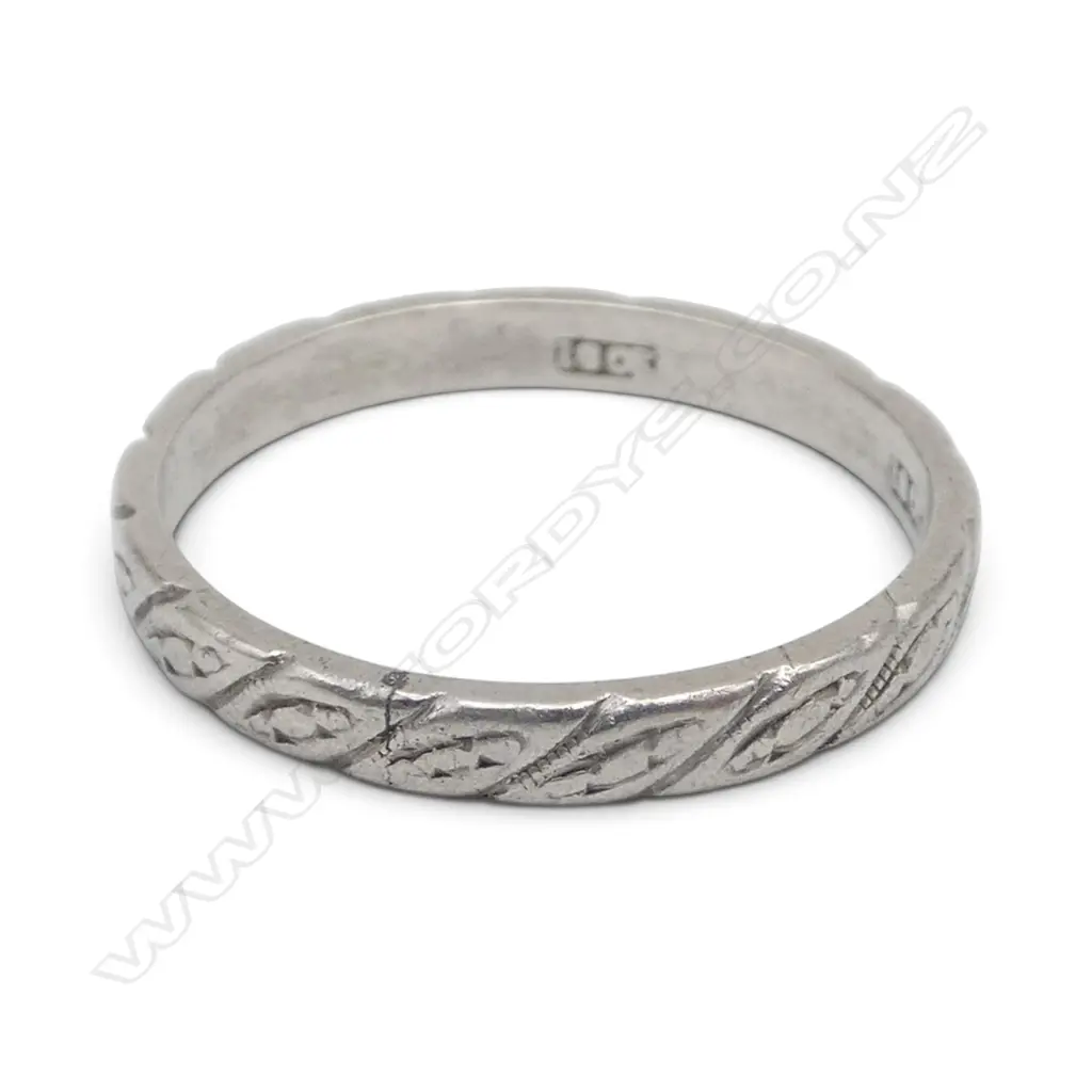 18ct W/GOLD BAND RING 2gms SIZE O Image 1++
