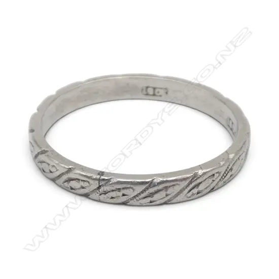 18ct W/GOLD BAND RING 2gms SIZE O